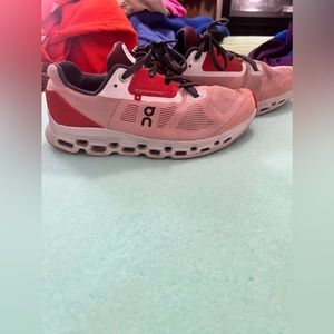 women’s cloudstratus size 7.5! rose red!